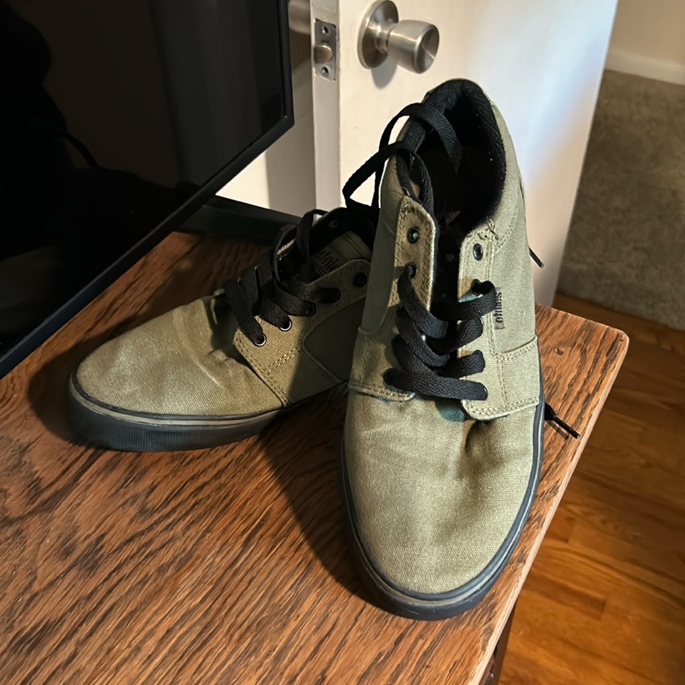 Men’s 9 green Etnies with black and brown soles and black laces